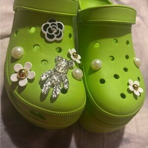 Women’s Green Cape Robbin platform Clogs with removable Decorative Charms